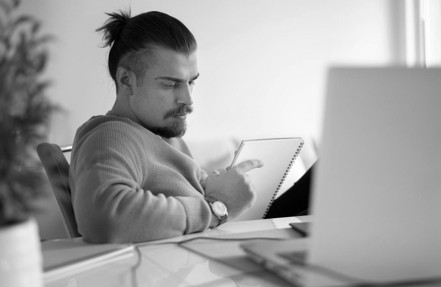 Equipo colaborando en análisis financiero durante sesión de formación práctica